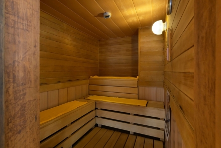 【低温サウナ】ゆっくりと汗を流して、肌を引き締めてください。